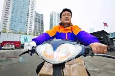快遞小哥撞壞豪車,被索賠30萬,小哥摘下口罩,車主連忙向他賠罪