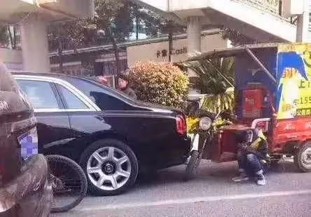 快遞小哥撞壞豪車,被索賠30萬,小哥摘下口罩,車主連忙向他賠罪