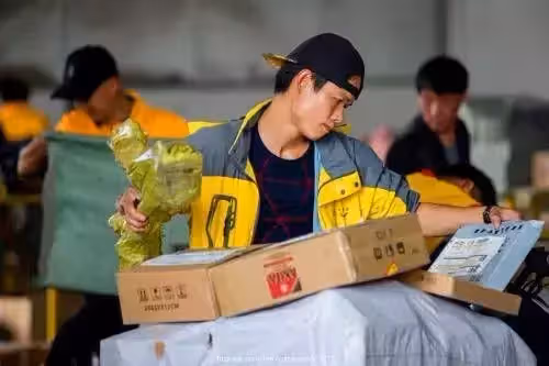 快遞小哥撞壞豪車,被索賠30萬,小哥摘下口罩,車主連忙向他賠罪