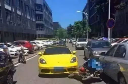快遞小哥撞壞豪車,被索賠30萬,小哥摘下口罩,車主連忙向他賠罪