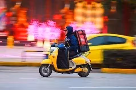 快遞小哥撞壞豪車,被索賠30萬,小哥摘下口罩,車主連忙向他賠罪