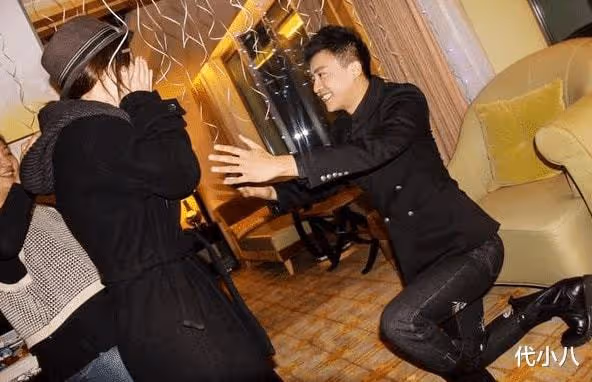 李佳航李晟被曝離婚,爆料者卻是閨蜜姜塵,揚言要為李晟辦婚禮。