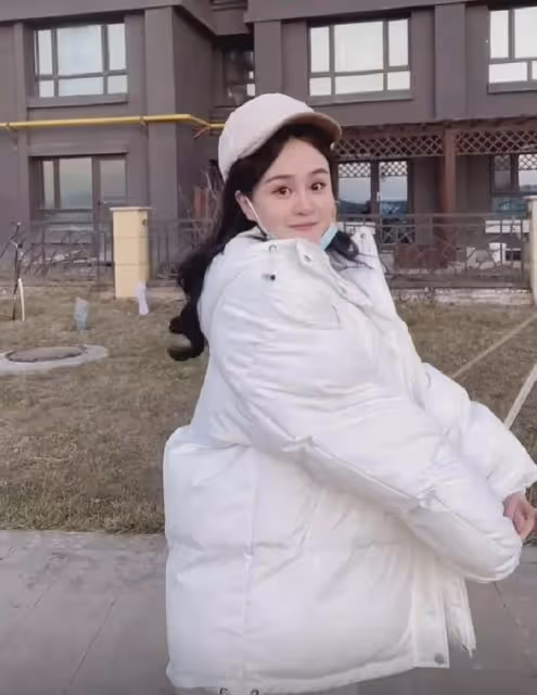 網紅可愛屁露臉翻車？與趙本山女兒球球撞臉，網友：下次可別露了