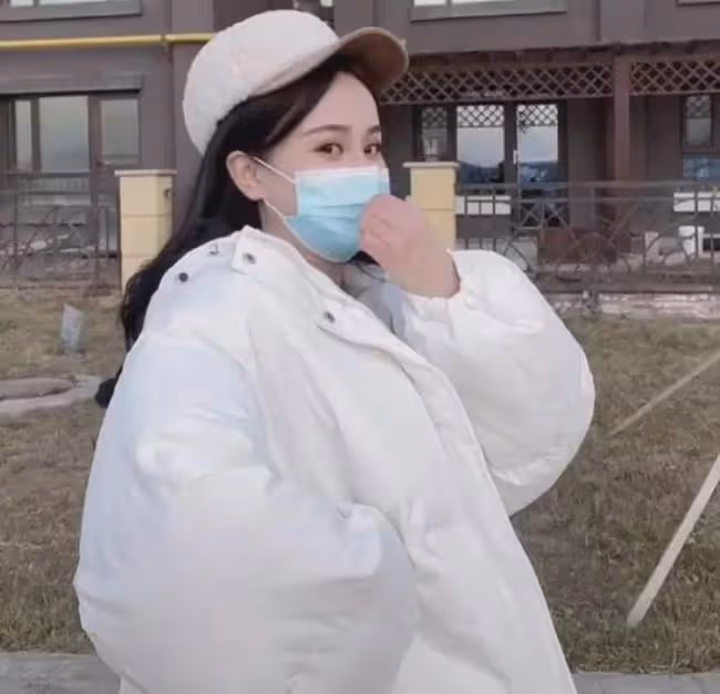 網紅可愛屁露臉翻車？與趙本山女兒球球撞臉，網友：下次可別露了