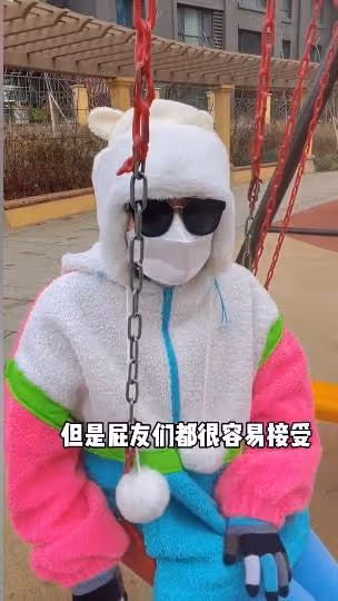 網紅可愛屁露臉翻車？與趙本山女兒球球撞臉，網友：下次可別露了