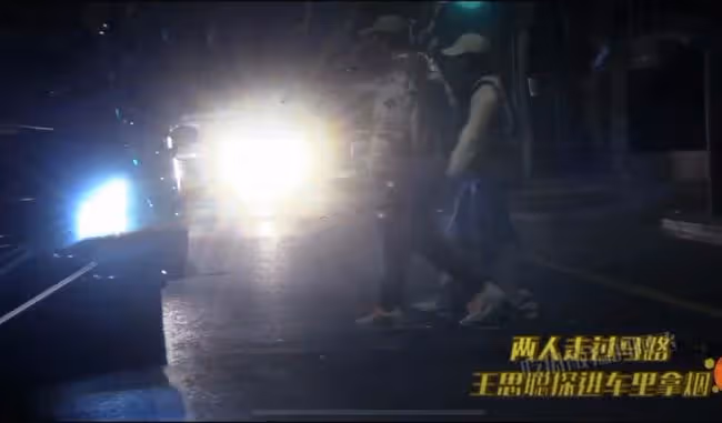 王思聰疑與網紅慎婕沒分手!穿18萬大貂約會,將女方考拉抱秀甜蜜