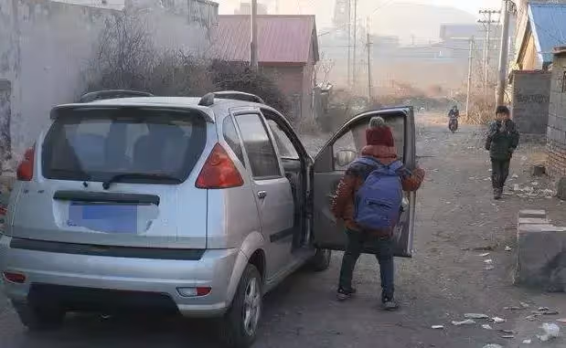 生病時妻子狠心離婚,5年後開車去炫耀,老婆婆說:5年前去世了