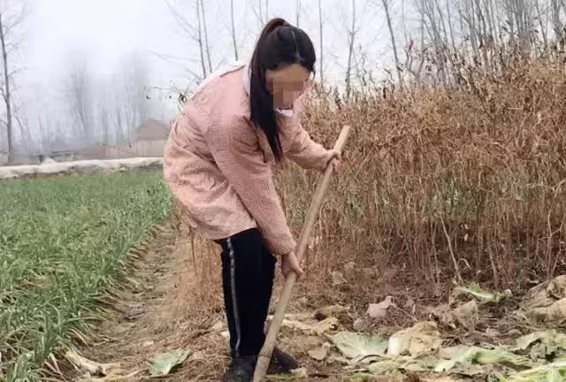 生病時妻子狠心離婚,5年後開車去炫耀,老婆婆說:5年前去世了