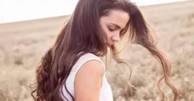 我出差半年後回家，睡覺時看到妻子滿身傷痕，妻子解釋完，我哭了