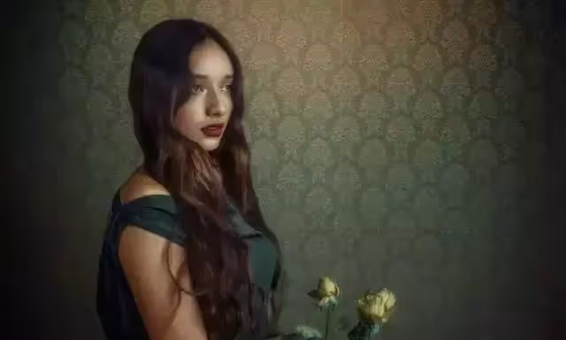 我出差半年後回家,睡覺時看到妻子滿身傷痕,妻子解釋完,我哭了