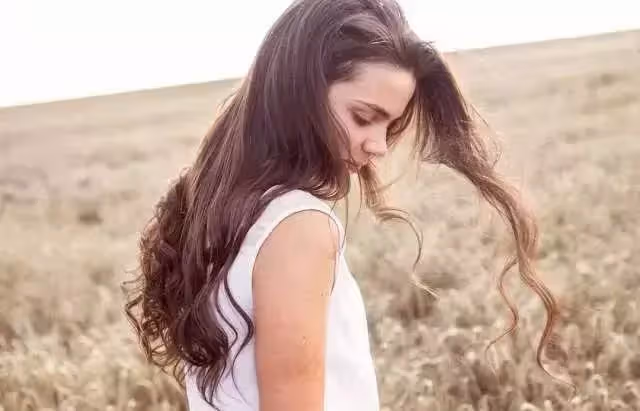 我出差半年後回家,睡覺時看到妻子滿身傷痕,妻子解釋完,我哭了