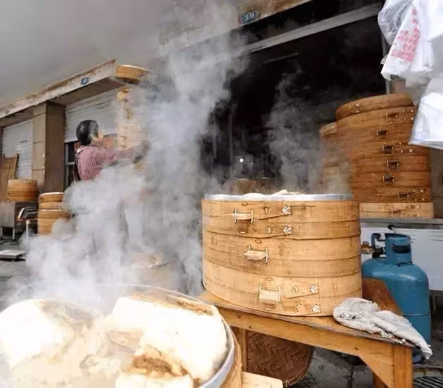 8歲小女孩每天用「假鈔買饅頭」老闆不忍拆穿,跟蹤發現「被騙的是女孩」當場淚目:以後我照顧孩子