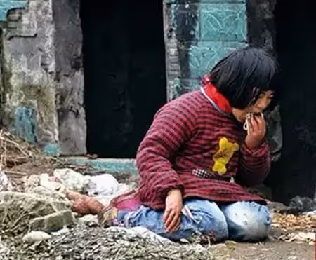 8歲小女孩每天用「假鈔買饅頭」老闆不忍拆穿，跟蹤發現「被騙的是女孩」當場淚目：以後我照顧孩子