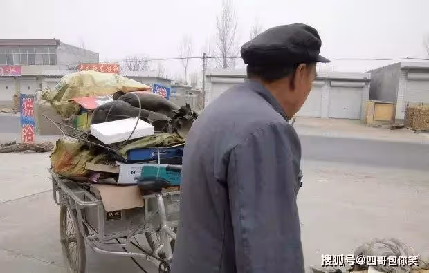 拾荒老人辛苦存了21萬,因2個兒子不孝,臨終選擇全部帶進火葬場