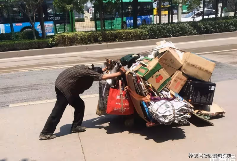 拾荒老人辛苦存了21萬,因2個兒子不孝,臨終選擇全部帶進火葬場