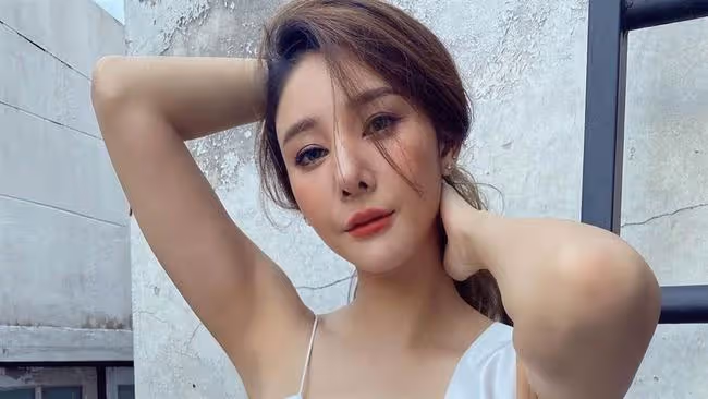 泰女星生前最後畫面曝光!坐船邊愜意擺拍,經紀人曝更多墜河細節