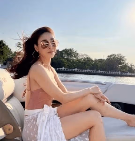 泰女星生前最後畫面曝光!坐船邊愜意擺拍,經紀人曝更多墜河細節