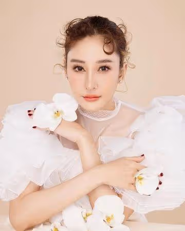 泰女星生前最後畫面曝光!坐船邊愜意擺拍,經紀人曝更多墜河細節