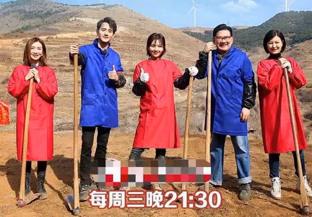 劉濤與高胖男子聚餐,酒後手挽手撒嬌打鬧,對方是東方衛視一哥