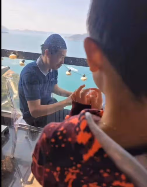 香港疫情仍嚴峻:胡定欣確診,張偉文病危,陳豪為保護妻兒住陽台