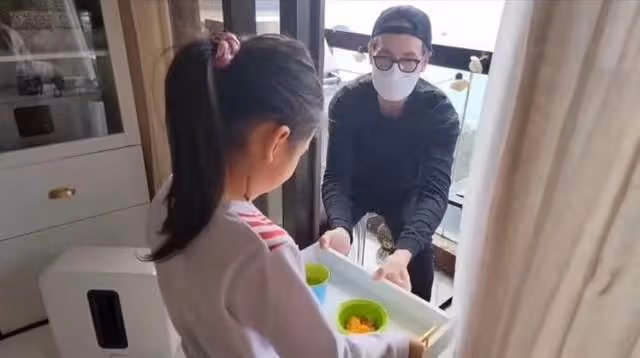 香港疫情仍嚴峻:胡定欣確診,張偉文病危,陳豪為保護妻兒住陽台