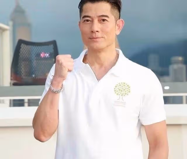 香港疫情仍嚴峻:胡定欣確診,張偉文病危,陳豪為保護妻兒住陽台