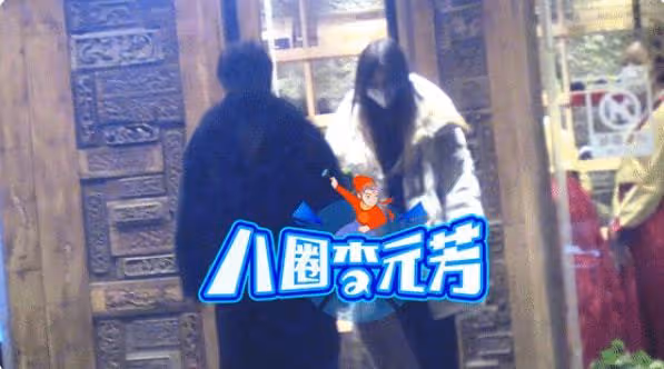 徐帆攜養女吃大餐,16歲徐朵女大十八變,染黃髮身材高挑難掩美貌