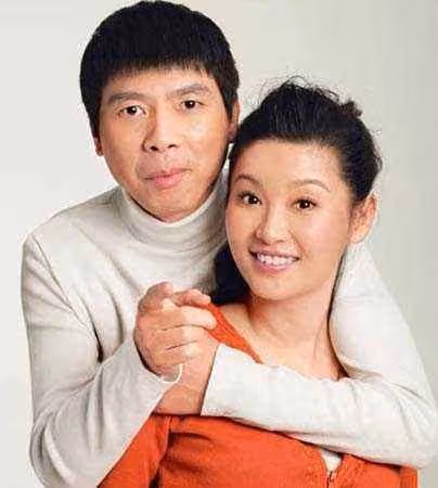 徐帆攜養女吃大餐,16歲徐朵女大十八變,染黃髮身材高挑難掩美貌