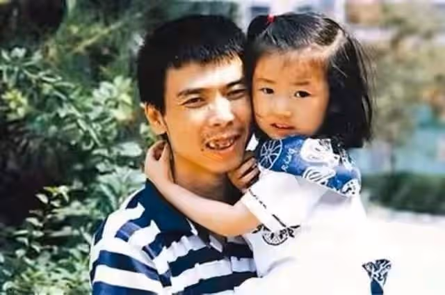 徐帆攜養女吃大餐,16歲徐朵女大十八變,染黃髮身材高挑難掩美貌