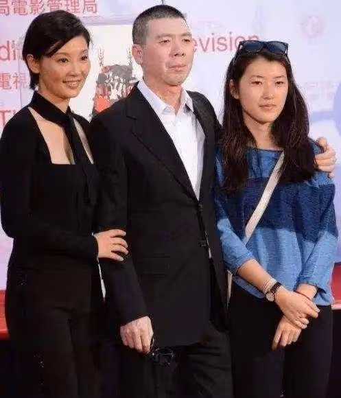 徐帆攜養女吃大餐,16歲徐朵女大十八變,染黃髮身材高挑難掩美貌