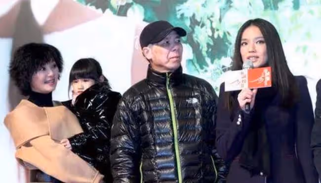 徐帆攜養女吃大餐,16歲徐朵女大十八變,染黃髮身材高挑難掩美貌