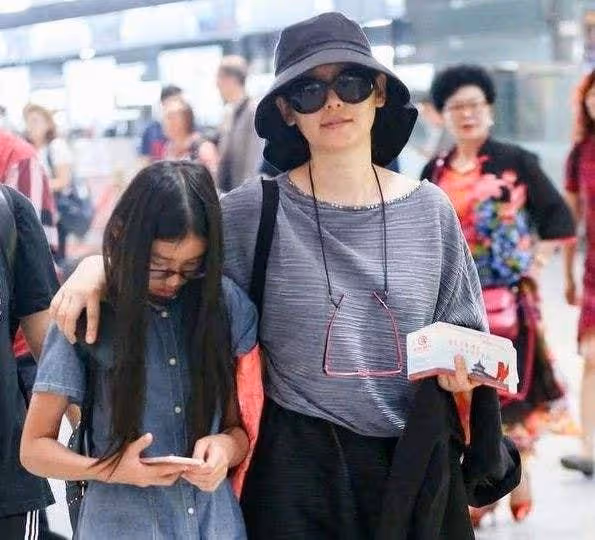 徐帆攜養女吃大餐,16歲徐朵女大十八變,染黃髮身材高挑難掩美貌