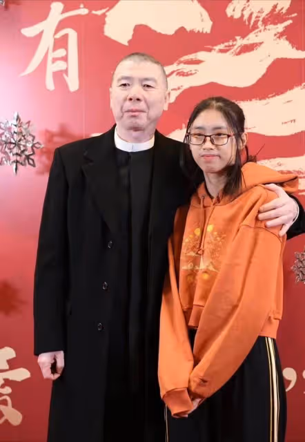 徐帆攜養女吃大餐,16歲徐朵女大十八變,染黃髮身材高挑難掩美貌