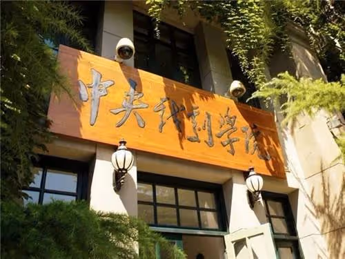 2006年,北京一女模特為給男友買跑車,騙了世界冠軍和姨父320萬
