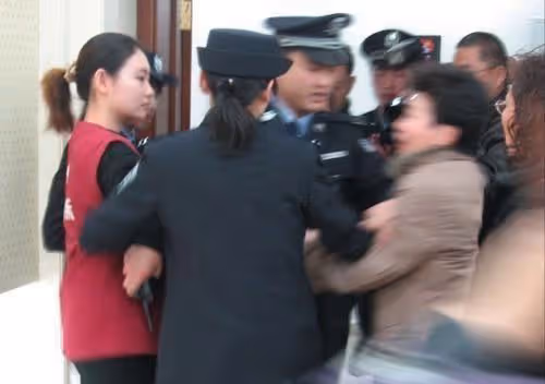 2006年,北京一女模特為給男友買跑車,騙了世界冠軍和姨父320萬