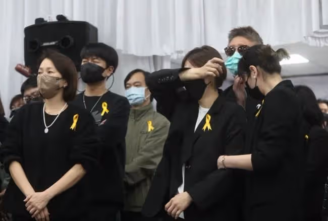 52歲著名導演猝死眾星送別！張宇太悲傷需要人攙扶，多人淚灑當場