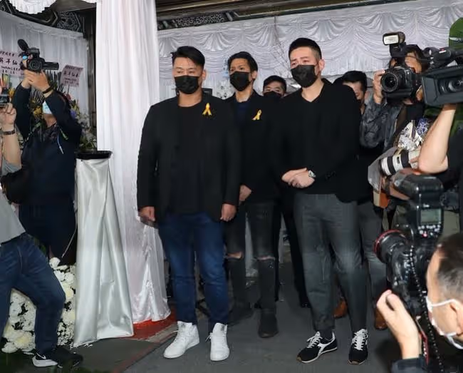 52歲著名導演猝死眾星送別！張宇太悲傷需要人攙扶，多人淚灑當場