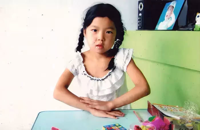 上天的恩賜!阿公垃圾堆「撿回一女嬰」辛苦撫養16年成美少女,現狀令人心酸:日子沒法過了