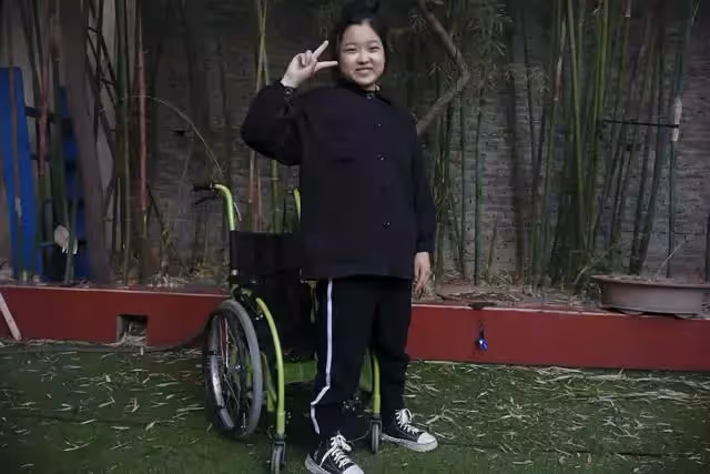 上天的恩賜！阿公垃圾堆「撿回一女嬰」辛苦撫養16年成美少女，現狀令人心酸：日子沒法過了