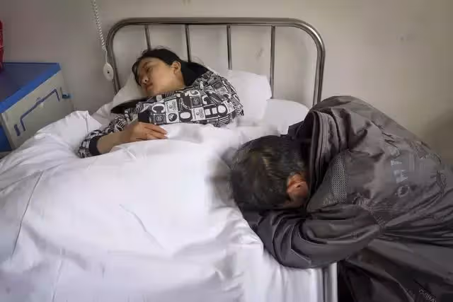 上天的恩賜！阿公垃圾堆「撿回一女嬰」辛苦撫養16年成美少女，現狀令人心酸：日子沒法過了