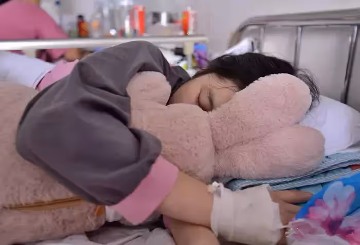 上天的恩賜！阿公垃圾堆「撿回一女嬰」辛苦撫養16年成美少女，現狀令人心酸：日子沒法過了