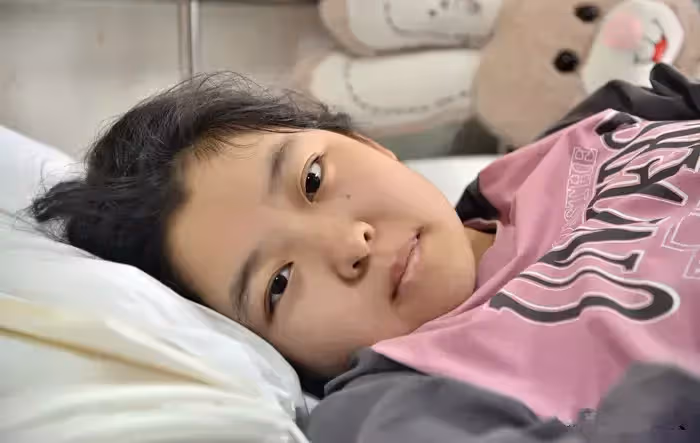 上天的恩賜！阿公垃圾堆「撿回一女嬰」辛苦撫養16年成美少女，現狀令人心酸：日子沒法過了