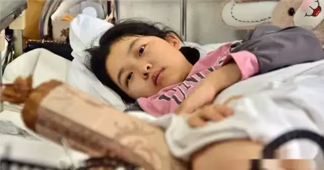 上天的恩賜！阿公垃圾堆「撿回一女嬰」辛苦撫養16年成美少女，現狀令人心酸：日子沒法過了