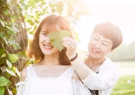 妻子和老公分房睡,半夜他房間有摔打聲,婆婆頂住門讓妻子別出聲
