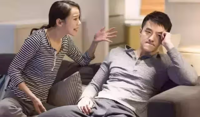 妻子和老公分房睡,半夜他房間有摔打聲,婆婆頂住門讓妻子別出聲