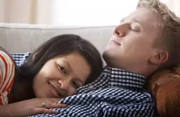妻子和老公分房睡,半夜他房間有摔打聲,婆婆頂住門讓妻子別出聲