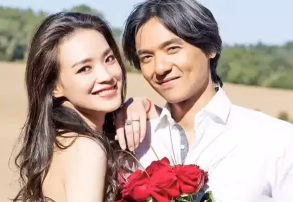 妻子和老公分房睡,半夜他房間有摔打聲,婆婆頂住門讓妻子別出聲
