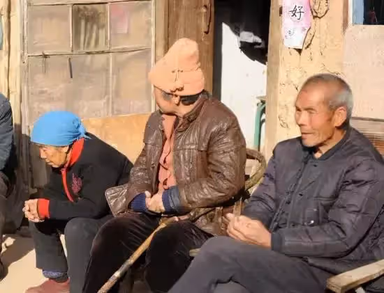 老人無人養老送終,淪落街頭住狗窩,老狗每日帶其去乞討
