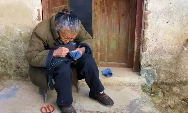 母親逝世老大老二太忙不來老三出喪葬費10萬,父親報銷350萬