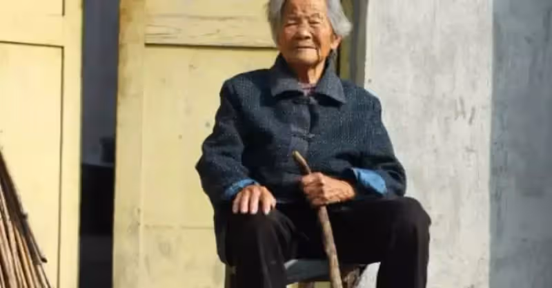 老人有三兒兩女竟無處過年，絕望之後，老人卻把繩子搭上房梁